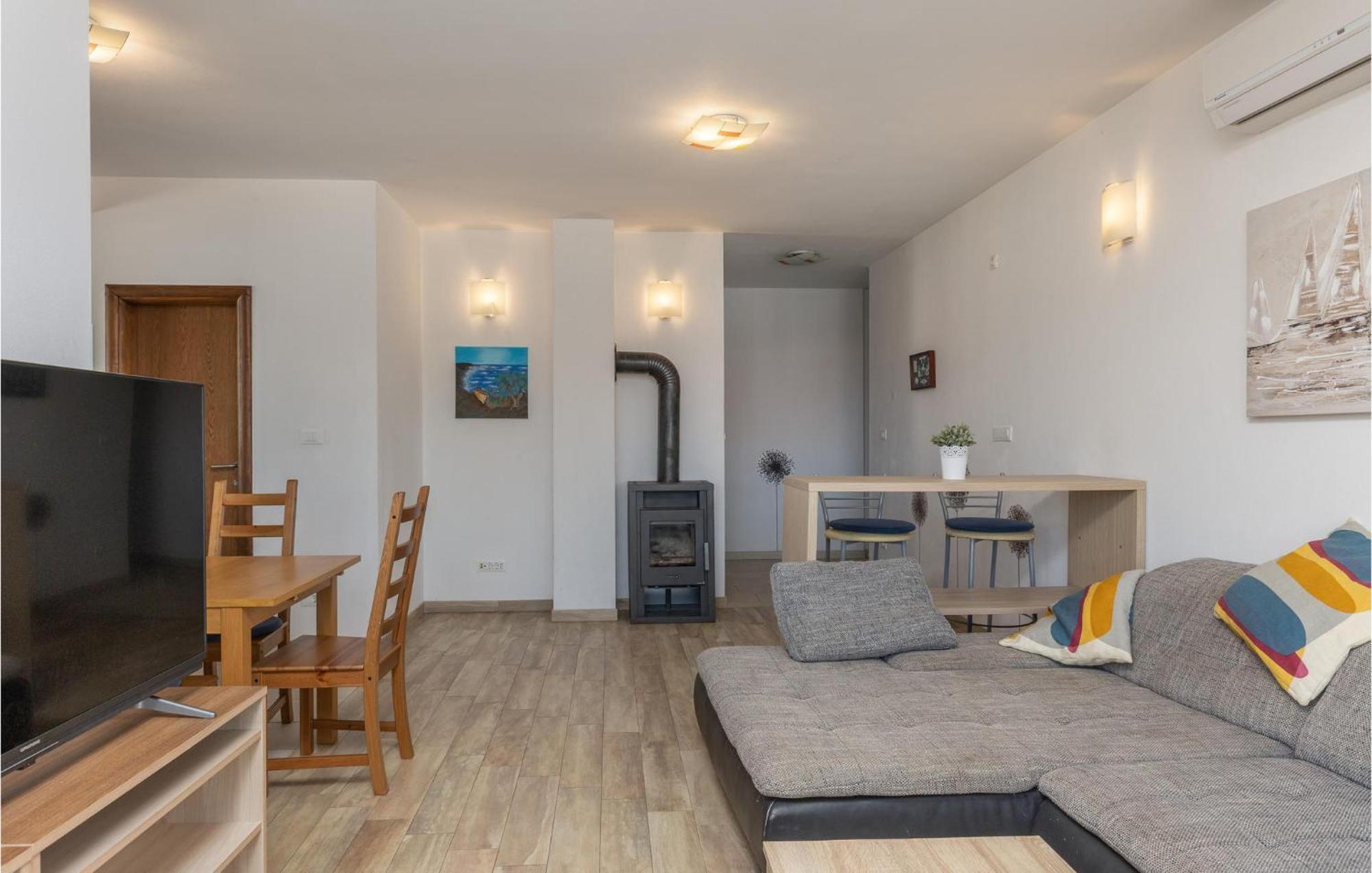 Amazing Apartment In Njivice With Kitchen Exterior foto