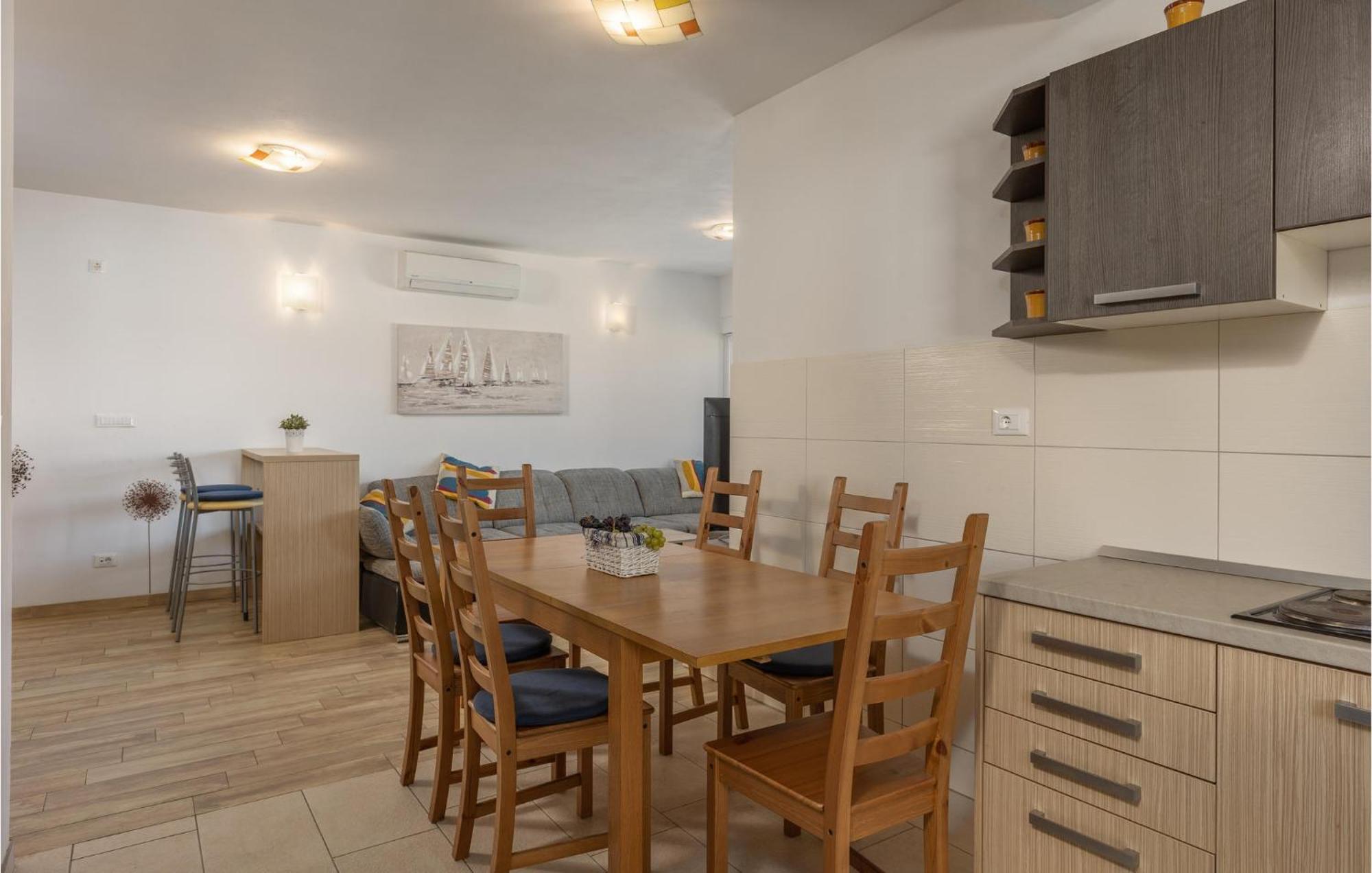 Amazing Apartment In Njivice With Kitchen Exterior foto